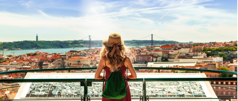 Blick über Lissabon an einem sonnigen Tag
